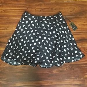 NWT Forever 21 black daisy print skater skirt